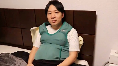 Nam nghị sĩ Nhật Bản đeo bụng bầu giả để thấu hiểu nỗi khổ của phụ nữ - Ảnh 1. Nam nghị sĩ Nhật Bản đeo bụng bầu giả để thấu hiểu nỗi khổ của phụ nữ - Ảnh 1.