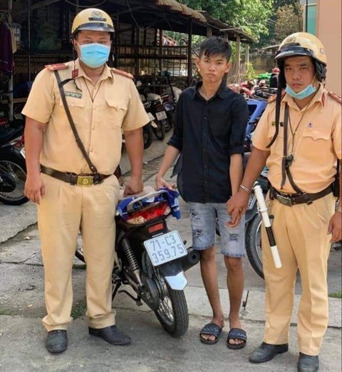 Đang lập biên bản thì phát hiện xe vi phạm bị bẻ khóa, CSGT tóm gọn kẻ đá xế - Ảnh 1. Đang lập biên bản thì phát hiện xe vi phạm bị bẻ khóa, CSGT tóm gọn kẻ đá xế - Ảnh 1.