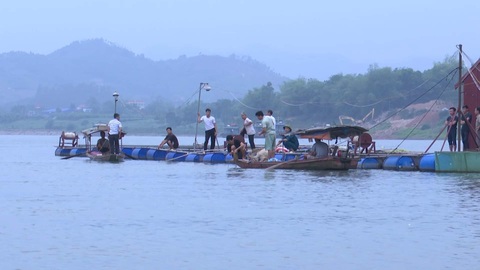 9 học sinh rủ nhau tắm sông Đà, 2 em đuối nước mất tích - Ảnh 1. 9 học sinh rủ nhau tắm sông Đà, 2 em đuối nước mất tích - Ảnh 1.