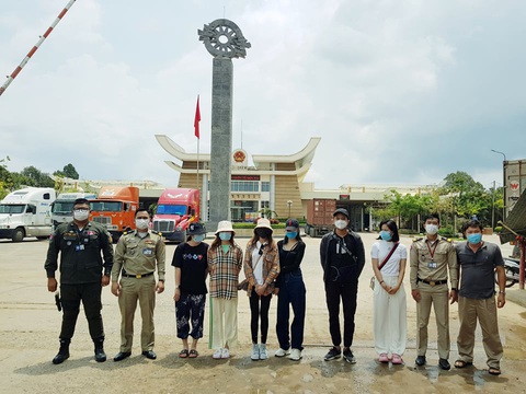 Đưa 6 người Việt được điều trị khỏi COVID-19 tại Campuchia về nước - Ảnh 1. Đưa 6 người Việt được điều trị khỏi COVID-19 tại Campuchia về nước - Ảnh 1.