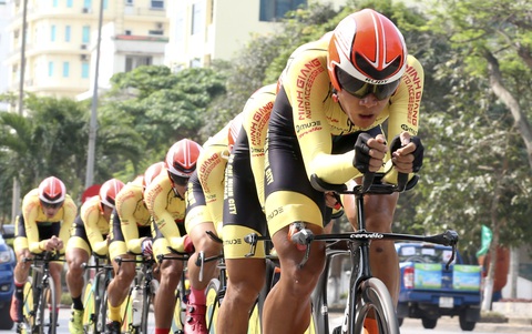 Cựu tuyển thủ U23 Pháp Loic Desriac xé áo vàng sau cuộc lật đổ ấn tượng - Ảnh 2. Cựu tuyển thủ U23 Pháp Loic Desriac xé áo vàng sau cuộc lật đổ ấn tượng - Ảnh 2.