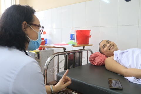 Tâm thư của chàng trai máu không đông: ‘Cảm ơn bác sĩ những lần đi xin cơm cho con - Ảnh 2. Tâm thư của chàng trai máu không đông: ‘Cảm ơn bác sĩ những lần đi xin cơm cho con - Ảnh 2.