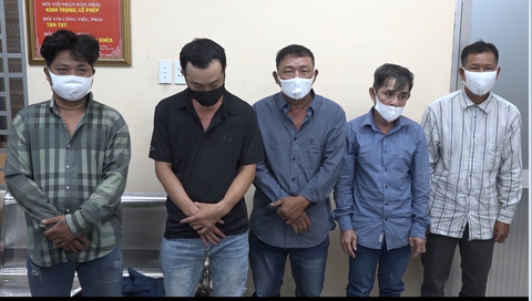 Bắt băng nhóm chuyên dàn cảnh quẹt xe lấy tài sản ở TP.HCM - Ảnh 1. Bắt băng nhóm chuyên dàn cảnh quẹt xe lấy tài sản ở TP.HCM - Ảnh 1.