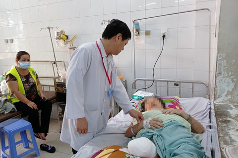 Đắp lá sim lên vết thương, một phụ nữ bị cắt cụt chân - Ảnh 1. Đắp lá sim lên vết thương, một phụ nữ bị cắt cụt chân - Ảnh 1.