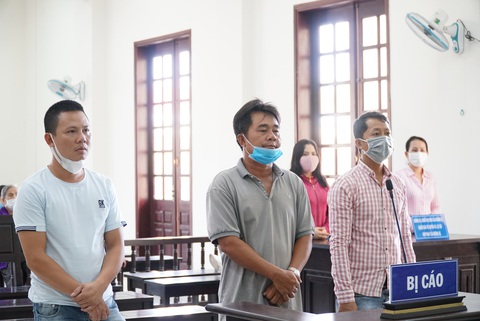 Vụ chôn 4.400 tấn rác thải: Tòa đề nghị Sở Tài nguyên - môi trường tham gia tố tụng - Ảnh 2. Vụ chôn 4.400 tấn rác thải: Tòa đề nghị Sở Tài nguyên - môi trường tham gia tố tụng - Ảnh 2.
