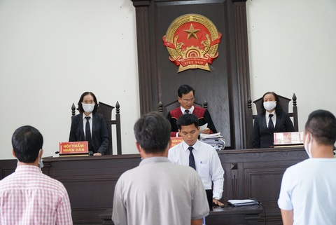 Vụ chôn 4.400 tấn rác thải: Tòa đề nghị Sở Tài nguyên - môi trường tham gia tố tụng - Ảnh 3. Vụ chôn 4.400 tấn rác thải: Tòa đề nghị Sở Tài nguyên - môi trường tham gia tố tụng - Ảnh 3.