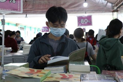 Sách giảm giá tới 80%, còn 10.000 - 20.000 đồng hút bạn trẻ - Ảnh 5. Sách giảm giá tới 80%, còn 10.000 - 20.000 đồng hút bạn trẻ - Ảnh 5.