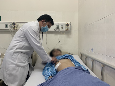 Nam thanh niên ngực lõm sâu, chứa được cả ly nước - Ảnh 1. Nam thanh niên ngực lõm sâu, chứa được cả ly nước - Ảnh 1.
