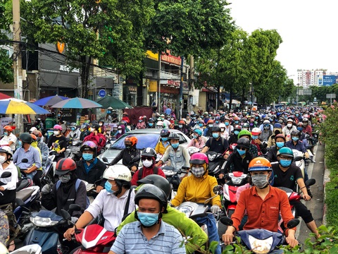 Mưa nhẹ sáng, xe ùn ứ nhích từng chút một trên khắp các đường Sài Gòn - Ảnh 3. Mưa nhẹ sáng, xe ùn ứ nhích từng chút một trên khắp các đường Sài Gòn - Ảnh 3.