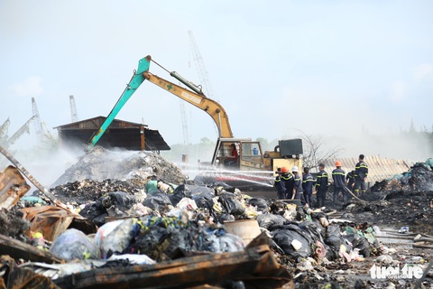 Cháy dữ dội tại bãi vải phế liệu rộng 3.000m2, cột khói cao cả trăm mét - Ảnh 5. Cháy dữ dội tại bãi vải phế liệu rộng 3.000m2, cột khói cao cả trăm mét - Ảnh 5.