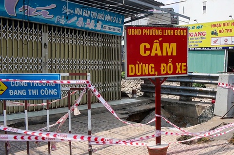 Hố bất ngờ sụt sâu 2m cuốn cả người và xe máy trên đường xuống, lộ ra hàm ếch bên dưới - Ảnh 1. Hố bất ngờ sụt sâu 2m cuốn cả người và xe máy trên đường xuống, lộ ra hàm ếch bên dưới - Ảnh 1.