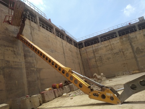 Xe nâng gặp sự cố, 2 công nhân Công ty tàu thủy Dung Quất tử vong - Ảnh 1. Xe nâng gặp sự cố, 2 công nhân Công ty tàu thủy Dung Quất tử vong - Ảnh 1.
