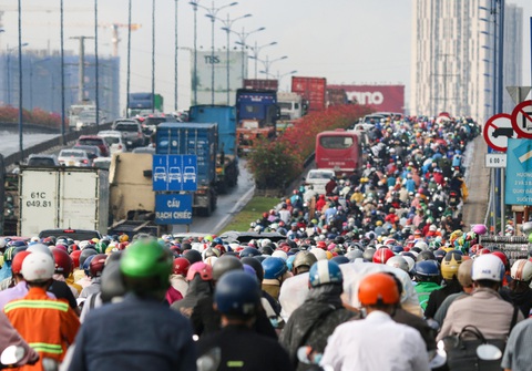 Mưa nhẹ sáng, xe ùn ứ nhích từng chút một trên khắp các đường Sài Gòn - Ảnh 2. Mưa nhẹ sáng, xe ùn ứ nhích từng chút một trên khắp các đường Sài Gòn - Ảnh 2.