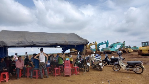 Không đồng ý mức đền bù, dân lập chốt ngăn khai thác bôxít - Ảnh 1. Không đồng ý mức đền bù, dân lập chốt ngăn khai thác bôxít - Ảnh 1.