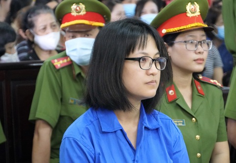 Hàng trăm nạn nhân vây quanh 1 bị cáo vụ lừa đảo tại Công ty Sao Vàng - Ảnh 1. Hàng trăm nạn nhân vây quanh 1 bị cáo vụ lừa đảo tại Công ty Sao Vàng - Ảnh 1.
