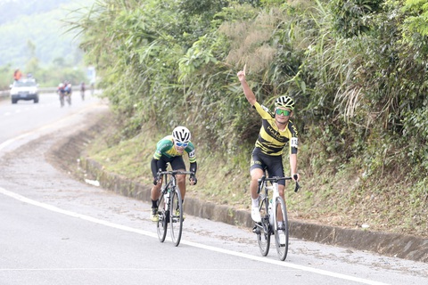 Tấn Hoài rút thắng hai ngoại binh ở chặng đua gần 200km - Ảnh 2. Tấn Hoài rút thắng hai ngoại binh ở chặng đua gần 200km - Ảnh 2.