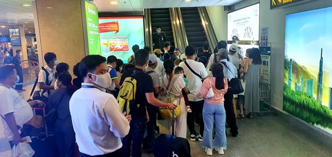 Sân bay Tân Sơn Nhất đông nghẹt, khách xếp hàng suýt lỡ chuyến - Ảnh 4. Sân bay Tân Sơn Nhất đông nghẹt, khách xếp hàng suýt lỡ chuyến - Ảnh 4.