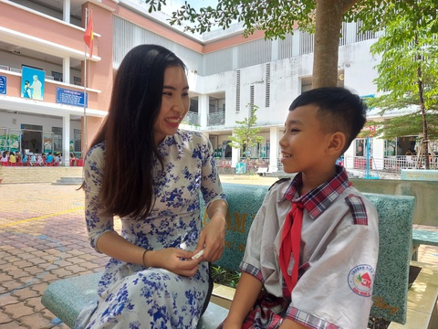Cậu học trò lớp 4 khoanh tay, cúi đầu cảm ơn tài xế nhường đường khiến dư luận xúc động - Ảnh 1. Cậu học trò lớp 4 khoanh tay, cúi đầu cảm ơn tài xế nhường đường khiến dư luận xúc động - Ảnh 1.