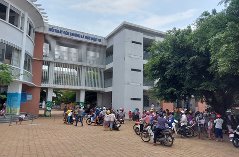 Cậu học trò lớp 4 khoanh tay, cúi đầu cảm ơn tài xế nhường đường khiến dư luận xúc động - Ảnh 4. Cậu học trò lớp 4 khoanh tay, cúi đầu cảm ơn tài xế nhường đường khiến dư luận xúc động - Ảnh 4.