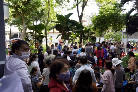 Hàng trăm nạn nhân vây quanh 1 bị cáo vụ lừa đảo tại Công ty Sao Vàng - Ảnh 2. Hàng trăm nạn nhân vây quanh 1 bị cáo vụ lừa đảo tại Công ty Sao Vàng - Ảnh 2.