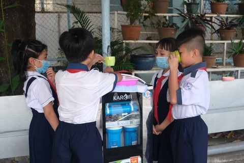 100.000 trẻ em miền Tây được uống nước tinh khiết khi đến trường - Ảnh 1. 100.000 trẻ em miền Tây được uống nước tinh khiết khi đến trường - Ảnh 1.
