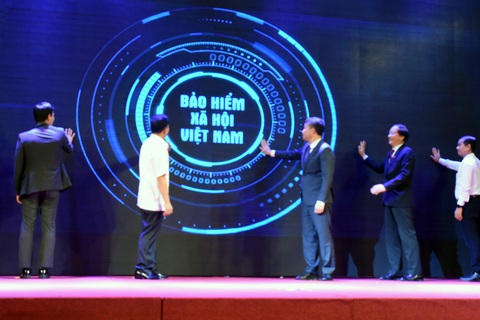 Rào cản ngôn ngữ làm khó người nước ngoài khám chữa bệnh BHYT - Ảnh 3. Rào cản ngôn ngữ làm khó người nước ngoài khám chữa bệnh BHYT - Ảnh 3.