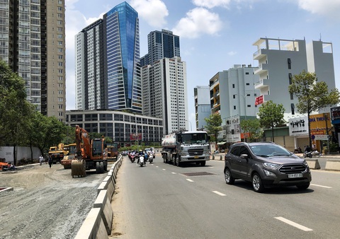 Khẩn trương thi công đưa đường Nguyễn Hữu Cảnh kịp cán đích dịp 30-4 - Ảnh 5. Khẩn trương thi công đưa đường Nguyễn Hữu Cảnh kịp cán đích dịp 30-4 - Ảnh 5.