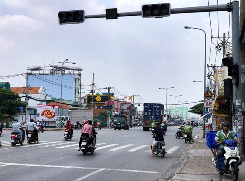 Đèn giao thông mất tín hiệu nửa tháng không ai sửa - Ảnh 3. Đèn giao thông mất tín hiệu nửa tháng không ai sửa - Ảnh 3.