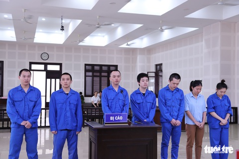 7 người tổ chức cho 14 người Trung Quốc nhập cảnh, ở ‘chui’ tại Đà Nẵng để đánh bạc hầu tòa - Ảnh 3. 7 người tổ chức cho 14 người Trung Quốc nhập cảnh, ở ‘chui’ tại Đà Nẵng để đánh bạc hầu tòa - Ảnh 3.