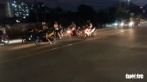 Quái xế lại chặn đường đua xe ở TP Thủ Đức - Ảnh 3. Quái xế lại chặn đường đua xe ở TP Thủ Đức - Ảnh 3.