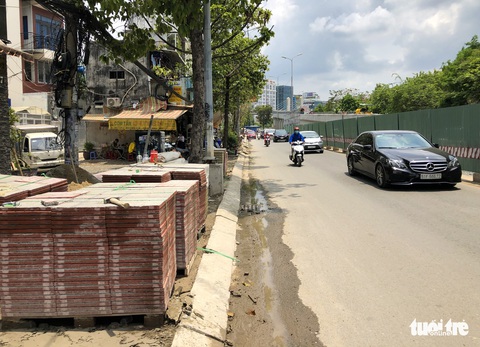 Khẩn trương thi công đưa đường Nguyễn Hữu Cảnh kịp cán đích dịp 30-4 - Ảnh 3. Khẩn trương thi công đưa đường Nguyễn Hữu Cảnh kịp cán đích dịp 30-4 - Ảnh 3.