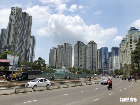 Khẩn trương thi công đưa đường Nguyễn Hữu Cảnh kịp cán đích dịp 30-4 - Ảnh 4. Khẩn trương thi công đưa đường Nguyễn Hữu Cảnh kịp cán đích dịp 30-4 - Ảnh 4.