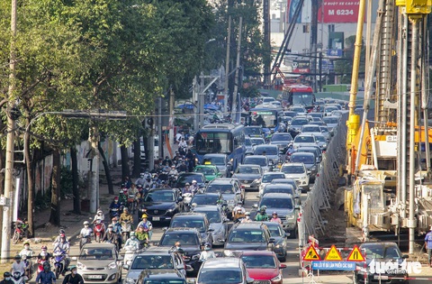 Khẩn trương thi công đưa đường Nguyễn Hữu Cảnh kịp cán đích dịp 30-4 - Ảnh 2. Khẩn trương thi công đưa đường Nguyễn Hữu Cảnh kịp cán đích dịp 30-4 - Ảnh 2.