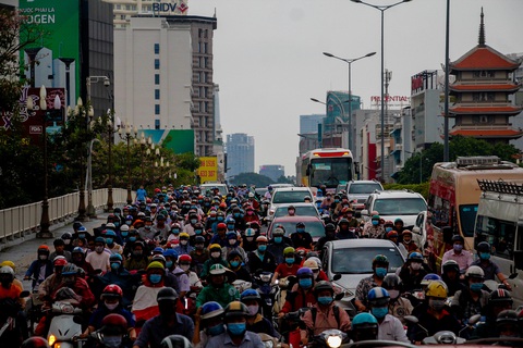 Chiều tối 15-4, nhiều đường phố khu vực trung tâm TP.HCM ùn tắc nặng sau mưa - Ảnh 2. Chiều tối 15-4, nhiều đường phố khu vực trung tâm TP.HCM ùn tắc nặng sau mưa - Ảnh 2.