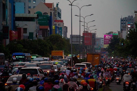 Chiều tối 15-4, nhiều đường phố khu vực trung tâm TP.HCM ùn tắc nặng sau mưa - Ảnh 4. Chiều tối 15-4, nhiều đường phố khu vực trung tâm TP.HCM ùn tắc nặng sau mưa - Ảnh 4.