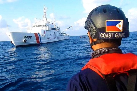 Philippines công bố hình ảnh áp sát tàu Trung Quốc tại đá Ba Đầu - Ảnh 4. Philippines công bố hình ảnh áp sát tàu Trung Quốc tại đá Ba Đầu - Ảnh 4.