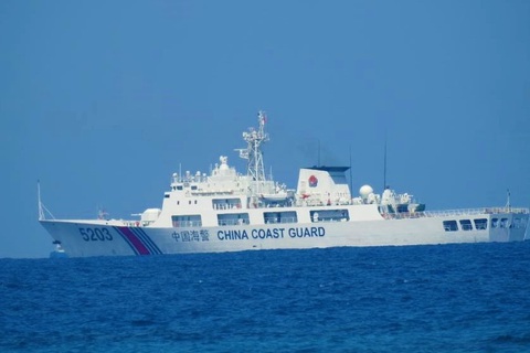 Philippines công bố hình ảnh áp sát tàu Trung Quốc tại đá Ba Đầu - Ảnh 8. Philippines công bố hình ảnh áp sát tàu Trung Quốc tại đá Ba Đầu - Ảnh 8.