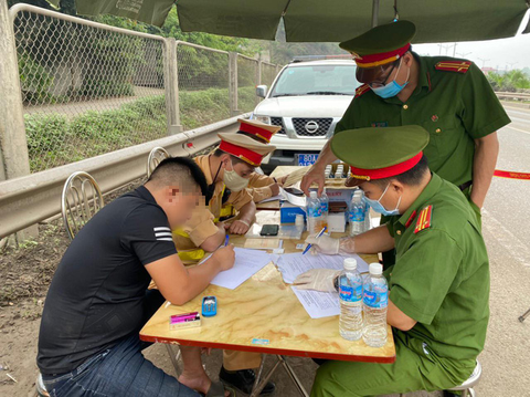 4 tài xế dương tính ma túy, say rượu trên cao tốc Hà Nội - Thái Nguyên - Ảnh 1. 4 tài xế dương tính ma túy, say rượu trên cao tốc Hà Nội - Thái Nguyên - Ảnh 1.