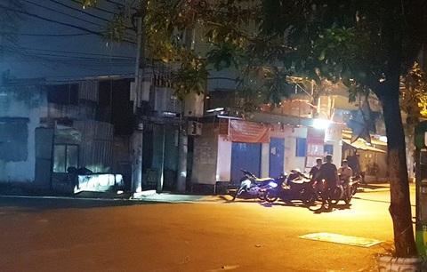 Nghi phạm cướp giật ở quận 10 khai không xịt hơi cay, có mang theo súng điện... - Ảnh 2. Nghi phạm cướp giật ở quận 10 khai không xịt hơi cay, có mang theo súng điện... - Ảnh 2.
