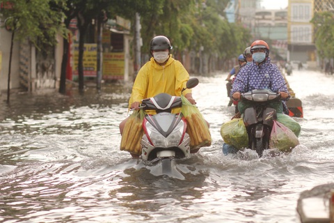 TP.HCM và miền Nam mưa đêm, sáng ngập vì sao? - Ảnh 1. TP.HCM và miền Nam mưa đêm, sáng ngập vì sao? - Ảnh 1.