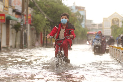 TP.HCM và miền Nam mưa đêm, sáng ngập vì sao? - Ảnh 2. TP.HCM và miền Nam mưa đêm, sáng ngập vì sao? - Ảnh 2.