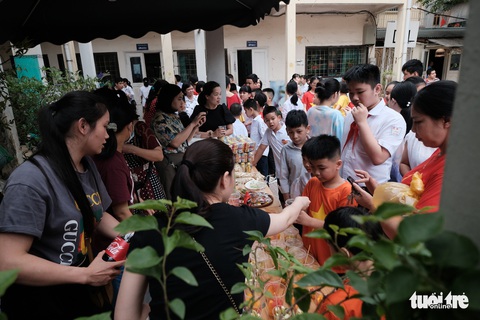 Ngày vui của những đứa trẻ ăn mừng trong im lặng - Ảnh 10. Ngày vui của những đứa trẻ ăn mừng trong im lặng - Ảnh 10.