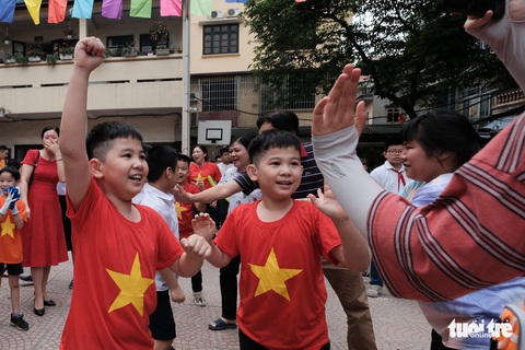 Ngày vui của những đứa trẻ ăn mừng trong im lặng - Ảnh 1. Ngày vui của những đứa trẻ ăn mừng trong im lặng - Ảnh 1.