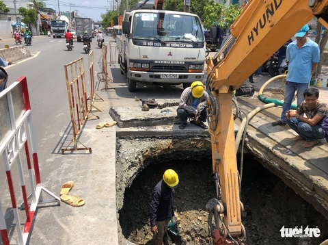 Xuất hiện hố sâu 2m trên đường Huỳnh Tấn Phát, TP.HCM - Ảnh 1. Xuất hiện hố sâu 2m trên đường Huỳnh Tấn Phát, TP.HCM - Ảnh 1.