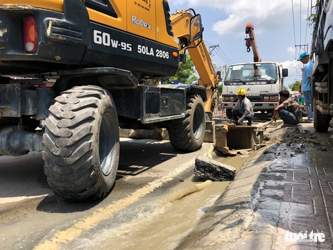 Xuất hiện hố sâu 2m trên đường Huỳnh Tấn Phát, TP.HCM - Ảnh 3. Xuất hiện hố sâu 2m trên đường Huỳnh Tấn Phát, TP.HCM - Ảnh 3.