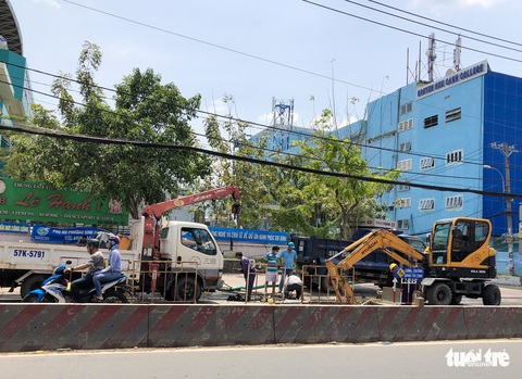 Xuất hiện hố sâu 2m trên đường Huỳnh Tấn Phát, TP.HCM - Ảnh 4. Xuất hiện hố sâu 2m trên đường Huỳnh Tấn Phát, TP.HCM - Ảnh 4.