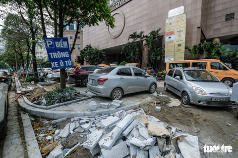 Đá vỉa hè vừa lát chưa khô, ôtô xếp hàng đỗ la liệt - Ảnh 7. Đá vỉa hè vừa lát chưa khô, ôtô xếp hàng đỗ la liệt - Ảnh 7.