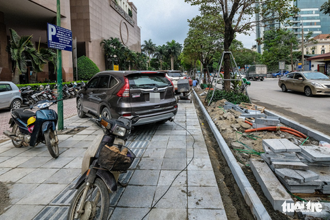 Đá vỉa hè vừa lát chưa khô, ôtô xếp hàng đỗ la liệt - Ảnh 6. Đá vỉa hè vừa lát chưa khô, ôtô xếp hàng đỗ la liệt - Ảnh 6.