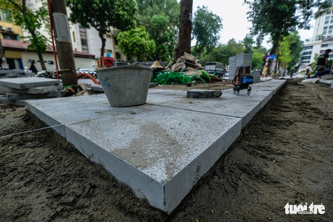 Đá vỉa hè vừa lát chưa khô, ôtô xếp hàng đỗ la liệt - Ảnh 3. Đá vỉa hè vừa lát chưa khô, ôtô xếp hàng đỗ la liệt - Ảnh 3.