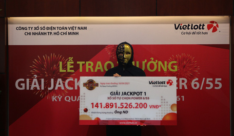 Một nam nhân viên văn phòng ở TP.HCM trúng số Vietlott gần 142 tỉ đồng - Ảnh 1. Một nam nhân viên văn phòng ở TP.HCM trúng số Vietlott gần 142 tỉ đồng - Ảnh 1.